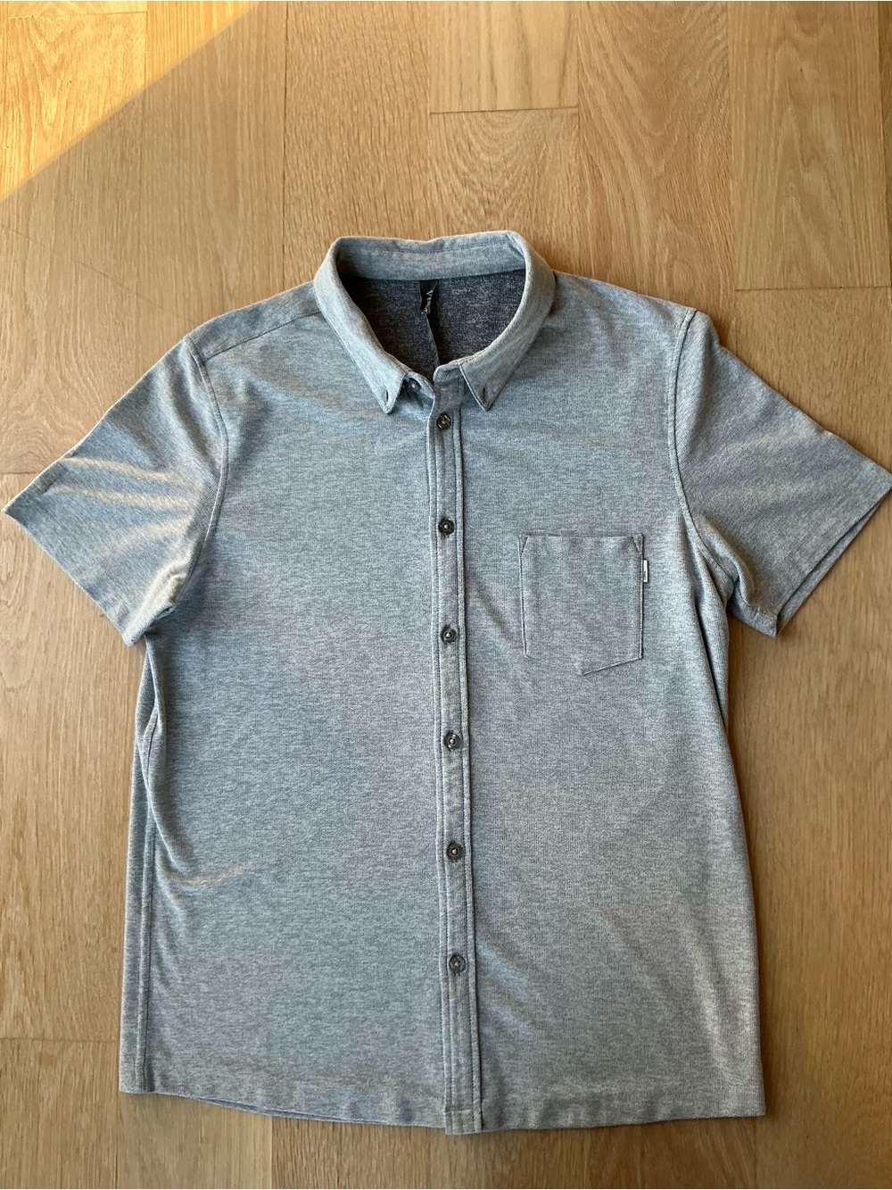 Vuori Ace Short Sleeve Button Down Casual Shirt Light Gray Mens Size Medium